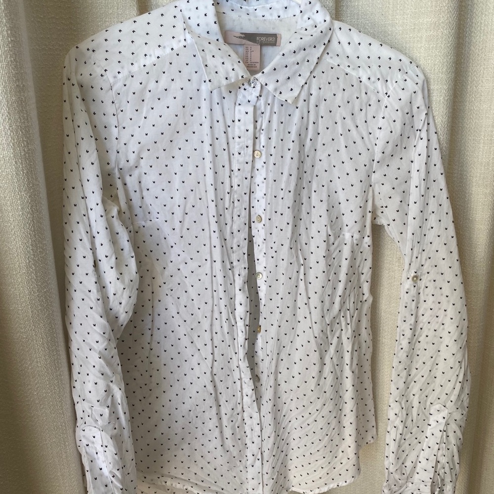 Must have white shirt in very good condition !